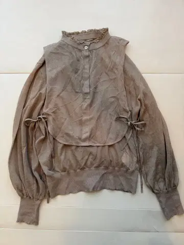 베이지 프릴 긴팔 상의