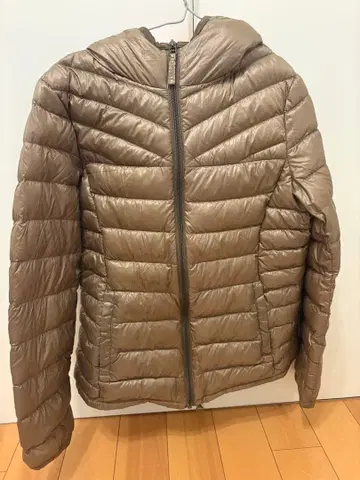 유니클로 프리미엄 다운 울트라 라이트 브라운 오렌지 XL 후드 부착