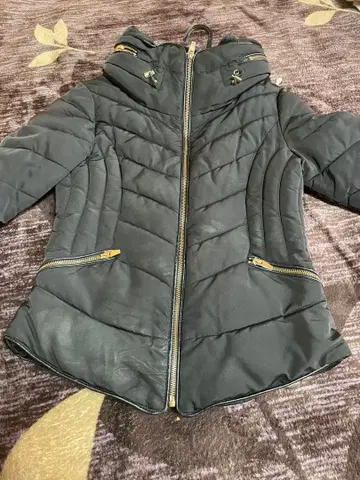 후드 부착 블랙 다운 자켓