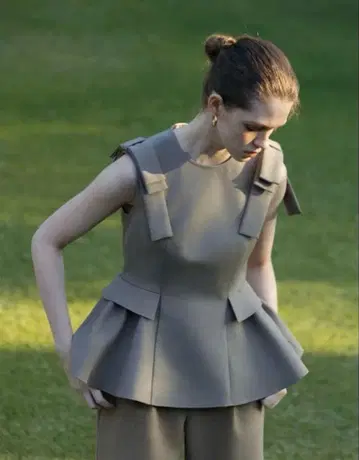 thetoe Korinthos Sleeveless Peplum