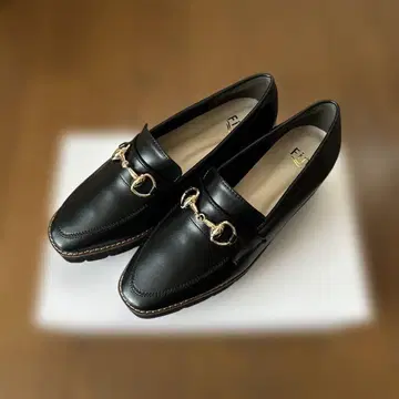 [ 새상품 ] Fin 스퀘어토 통굽 비트 로퍼