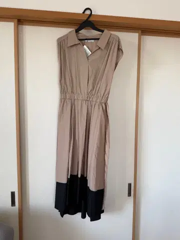 페넬 바이컬러 핏&플레어 원피스 (베이지)