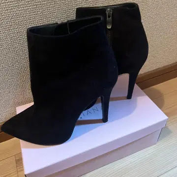 DIANA 블랙 스웨이드 숏부츠