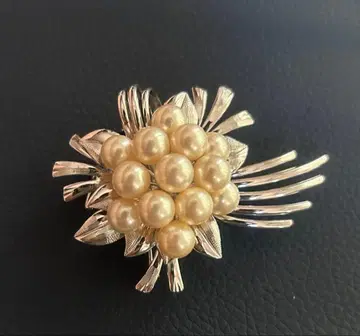 펄 장식 꽃 모양 브로치