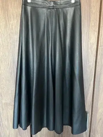 새상품급 BANANA REPUBLIC 인조 가죽 A라인 미디 스커트 블랙