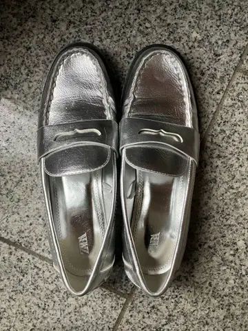 ZARA 실버 합성 피혁 로퍼