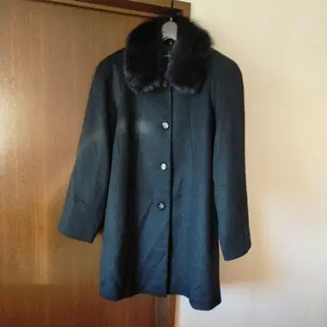 새상품급 캐시미어 100% 미디 기장 코트 블랙 퍼 포함 여성용