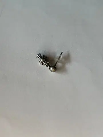 실버 꽃 모티브 한쪽 귀걸이