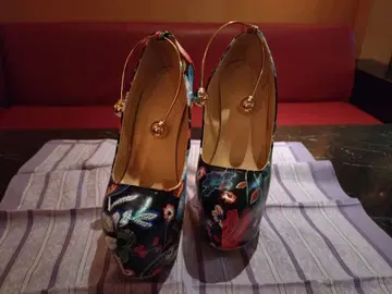 다색 꽃무늬 하이힐 펌프스