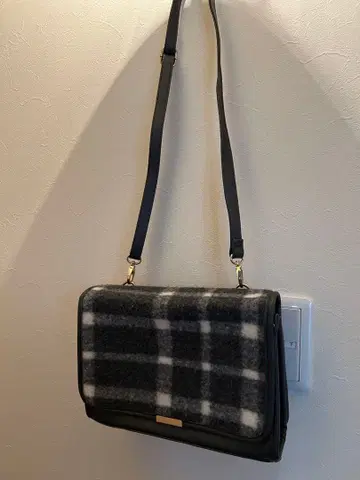 체크 무늬 숄더백