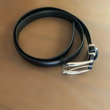 심플한 블랙 가죽 벨트