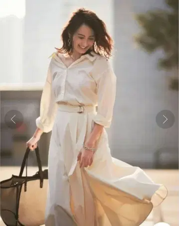 아이보리 셔츠와 롱 스커트 셋업, 허리 벨트