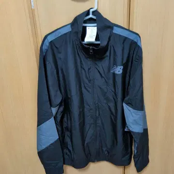 뉴발란스 윈드브레이커