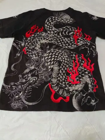 희소 백화요란 용 패턴 T셔츠 블랙