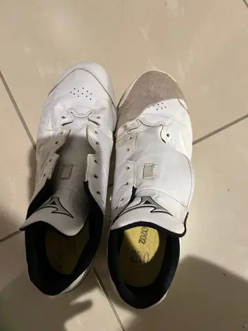 미즈노 화이트 스파이크