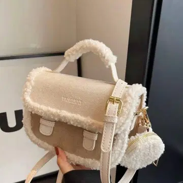 베이지 퍼 숄더백