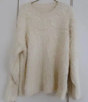 아이보리 플리스풍 긴팔 스웨터