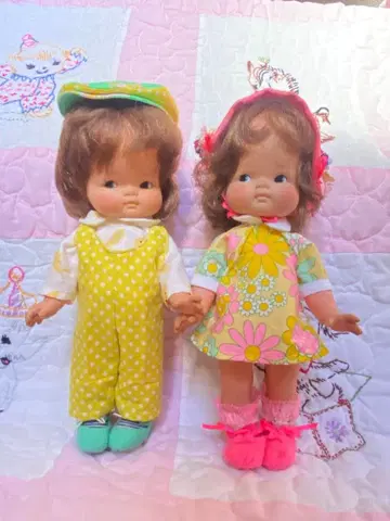 남아와 여아 인형 세트 쇼와 레트로 옷 갈아입기