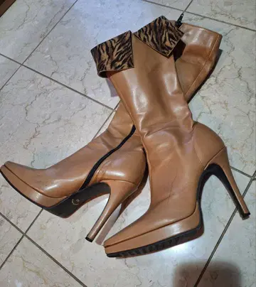 베이지 힐 포함 롱 부츠 동물 패턴