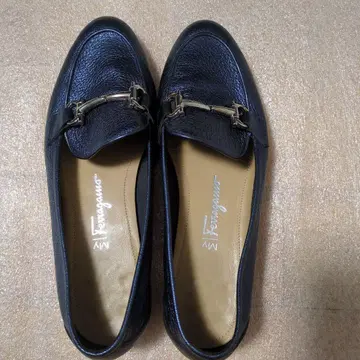 광택 네이비 로퍼 금장 장식 포함