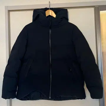 유니클로 심리스 다운 후드티 블랙 L 사이즈