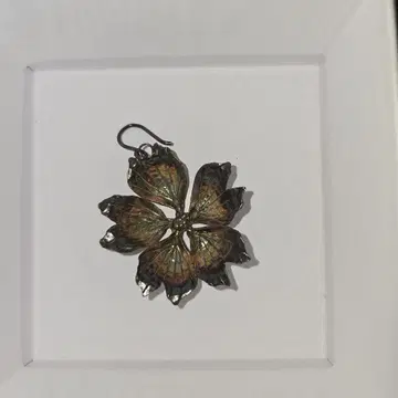 꽃잎 모양 다색 금속제 귀걸이 조각