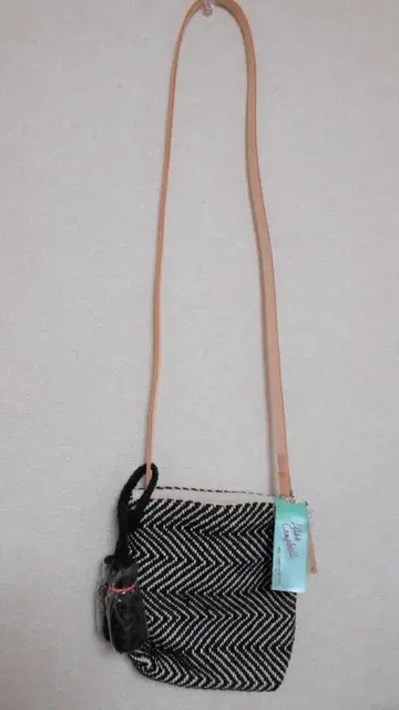 릴라 캠벨 가죽 핸들 미니백 (블랙) 새상품