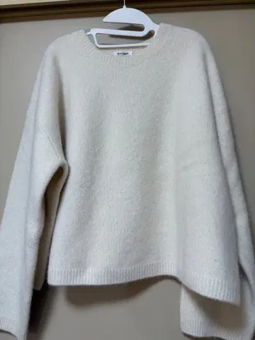 윔 가젯 화이트 크루넥 니트 스웨터