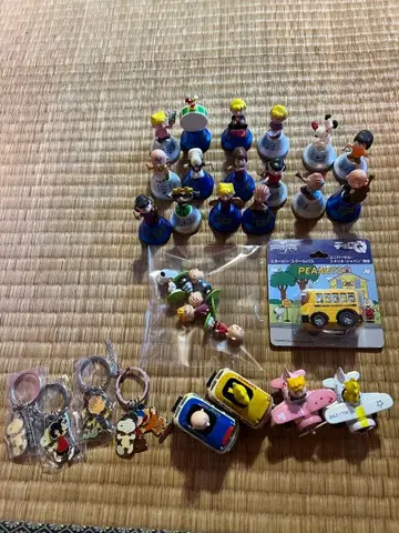 피넛 피규어 세트와 미니카