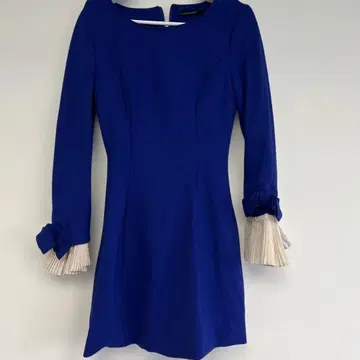 파란색 플리츠 긴팔 원피스