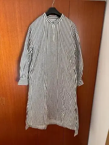 메리 카나 스트라이프 셔츠 원피스