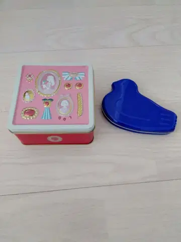 덤 포함! 딸기의 날 빈 캔과 비둘기 사브레 캔