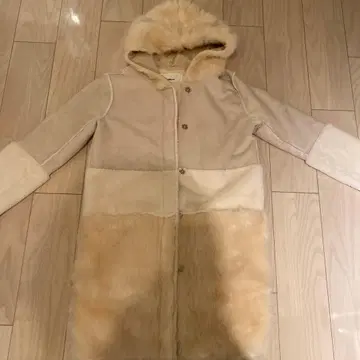 베이지 무스탕 코트 후드 부착