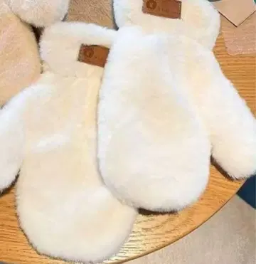 퍼 소재 크림색 미튼