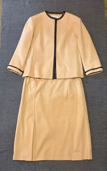 베이지 자켓과 스커트 셋업 일본제