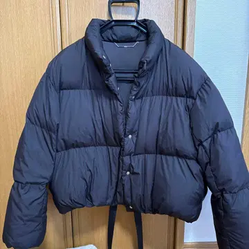 미라 오웬 숏 기장 블랙 다운 자켓