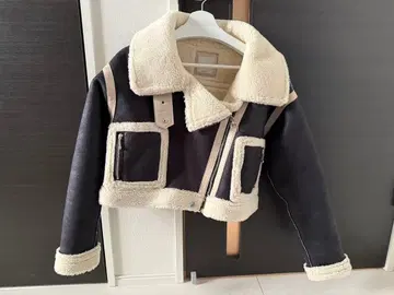 JUEMI 숏 무스탕 코트 블랙/아이보리