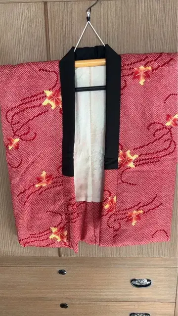 빨간색 꽃무늬 쥐어짜기 면 넣은 반홴