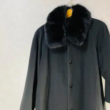 캐시미어 퍼 달린 블랙 롱 코트