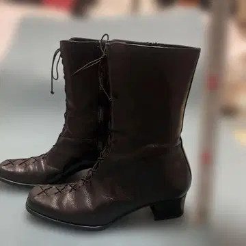 블랙 가죽 레이스업 부츠