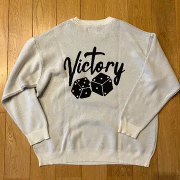 Victory 주사위 자수 니트 스웨터
