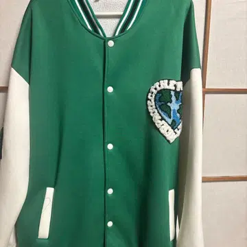 바시티 자켓 그린과 화이트 하트 자수