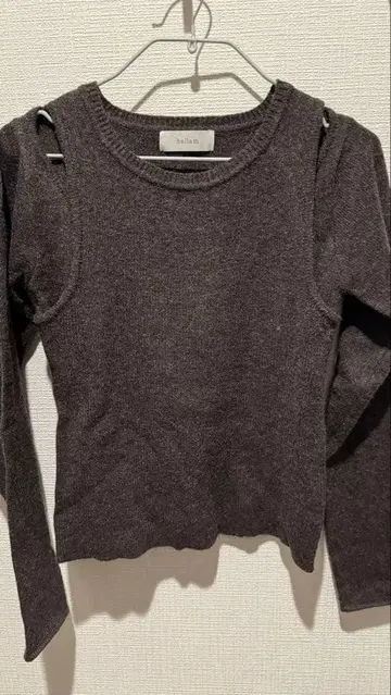 hellam 오픈 숄더 니트 스웨터 다크 브라운