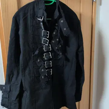 버클 달린 블랙 자켓