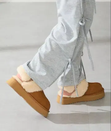 [ 미사용 새상품 ] 오리엔탈 트래픽 통굽 무스탕 2way 샌들