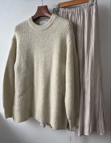 [택 포함 새상품] 미라 오웬 바닥 플레어 스커트 립 니트 셋업