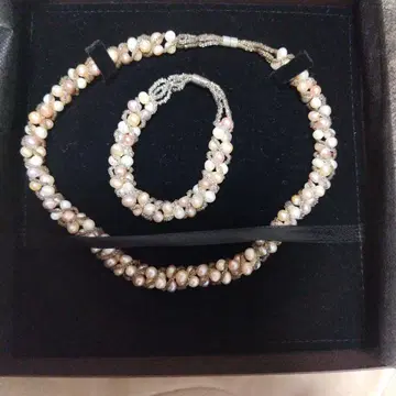 진주 목걸이와 팔찌 세트