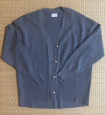 그레이 버튼 포함 긴팔 가디건