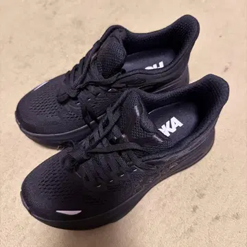 HOKA 블랙 러닝화