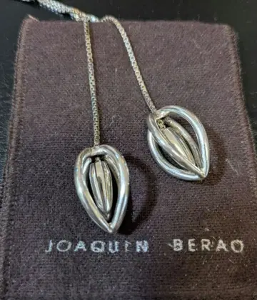 Joaquin Berao 실버 목걸이